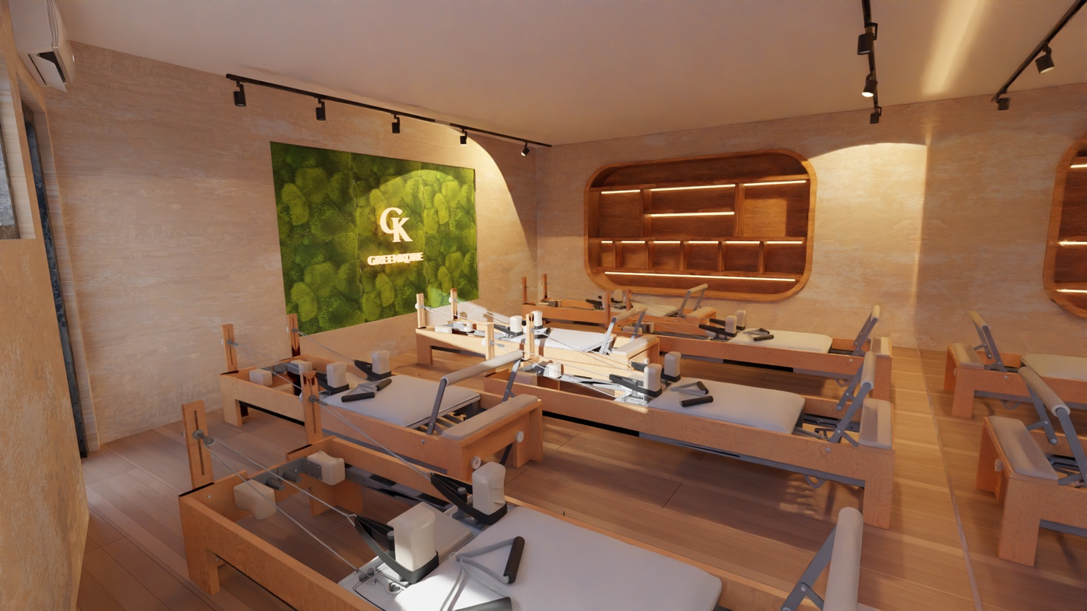 Salle de reformers en bois clair du studio AURA avec mur végétal